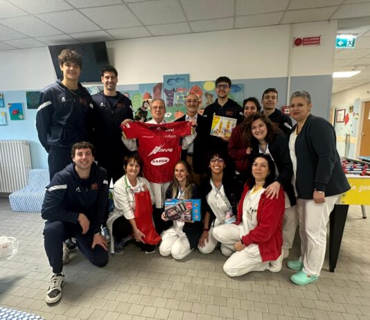 La Consar si veste da Befana e porta doni ai piccoli pazienti della pediatria di Ravenna