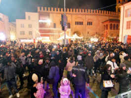 Capodanno a Faenza: in centinaia in piazza Martiri della Libertà