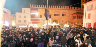 Capodanno a Faenza: in centinaia in piazza Martiri della Libertà