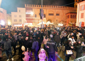 Capodanno a Faenza: in centinaia in piazza Martiri della Libertà