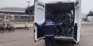 Interventi antidegrado della Polizia Locale: rimosse bici abbandonate e bonificata piazza Fratelli Minardi