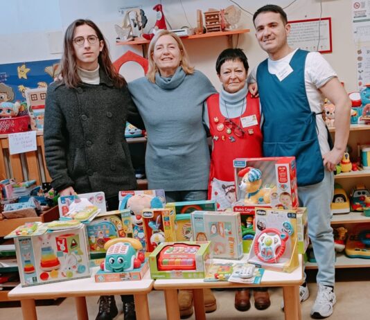 Il Leo Club regala giochi per i bambini ricoverati in Pediatria