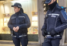 Vendita abusiva di fiori in centro storico: intervento della Polizia Locale in via Corrado Ricci
