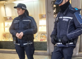 Vendita abusiva di fiori in centro storico: intervento della Polizia Locale in via Corrado Ricci