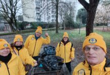 Volontari puliscono il Parco Mani Fiorite