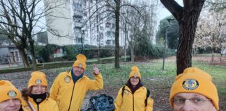 Volontari puliscono il Parco Mani Fiorite