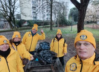 Volontari puliscono il Parco Mani Fiorite
