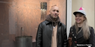 Decorare le vetrine sfitte con creazioni di artisti e designer: l’idea di Federica si realizza in via Marescalchi