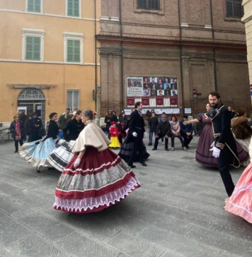 Parte il progetto “La danza fa bene agli anziani”: appuntamenti settimanali con le danze ottocentesche