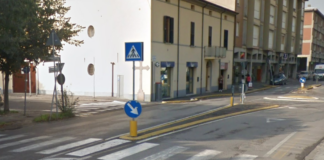 Chiude il tratto di Corso Mazzini nei pressi della piccola rotatoria