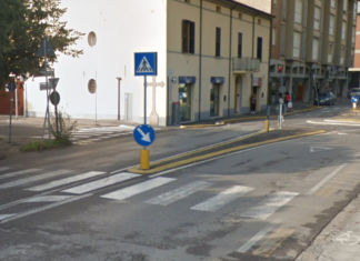 Chiude il tratto di Corso Mazzini nei pressi della piccola rotatoria