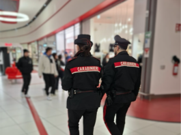 Denunciato dopo aver rubato un paio di scarpe all’Esp. Si cerca il complice