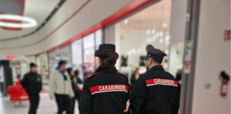 Denunciato dopo aver rubato un paio di scarpe all’Esp. Si cerca il complice