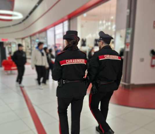 Denunciato dopo aver rubato un paio di scarpe all’Esp. Si cerca il complice
