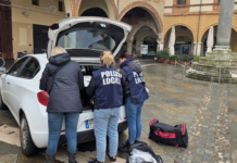 Fermati due venditori abusivi di abbigliamento