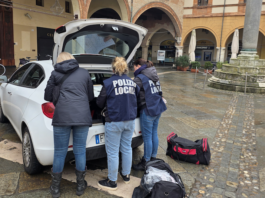 Fermati due venditori abusivi di abbigliamento