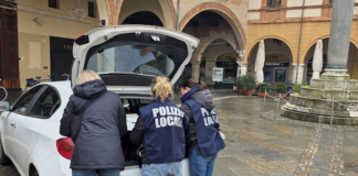 Fermati due venditori abusivi di abbigliamento