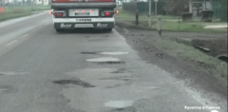 Troppe buche in via San Silvestro: i lavoratori chiedono al Comune di intervenire