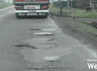 Troppe buche in via San Silvestro: i lavoratori chiedono al Comune di intervenire