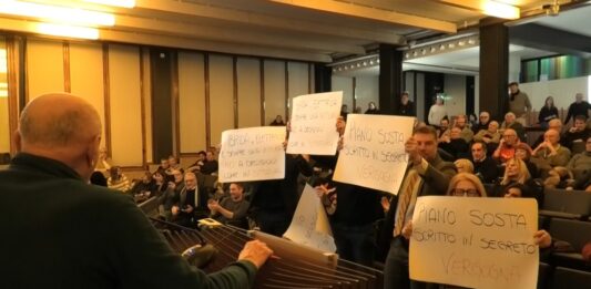 “Piano sosta scritto in segreto”: l’opposizione protesta in assemblea. Pd: “Show da condannare”