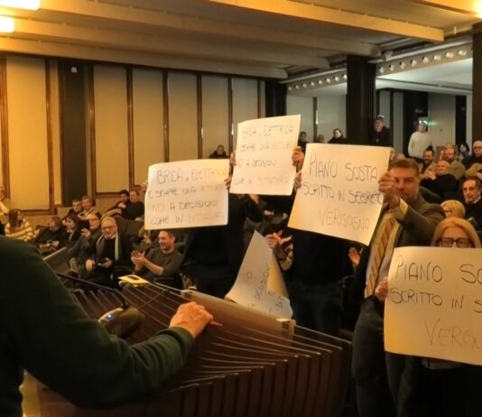 “Piano sosta scritto in segreto”: l’opposizione protesta in assemblea. Pd: “Show da condannare”
