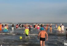 Tuffo della Befana 2026: tennisti, pinguini e dinosauri i costumi più originali