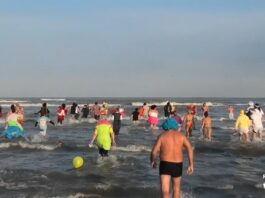 Tuffo della Befana 2026: tennisti, pinguini e dinosauri i costumi più originali