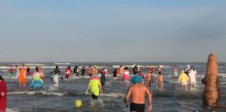 Tuffo della Befana 2026: tennisti, pinguini e dinosauri i costumi più originali