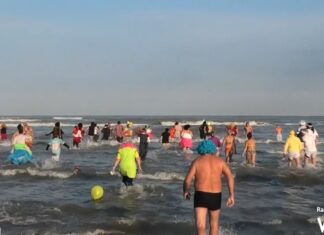 Tuffo della Befana 2026: tennisti, pinguini e dinosauri i costumi più originali