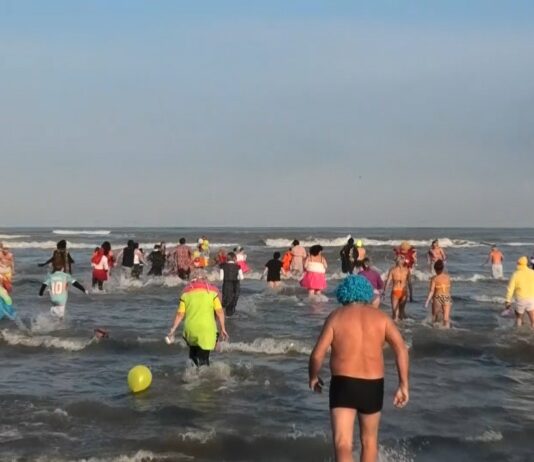 Tuffo della Befana 2026: tennisti, pinguini e dinosauri i costumi più originali