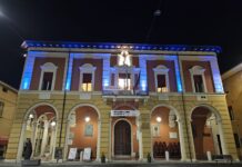 Massa Lombarda, il Municipio illuminato di blu per la Giornata nazionale delle vittime civili delle guerre