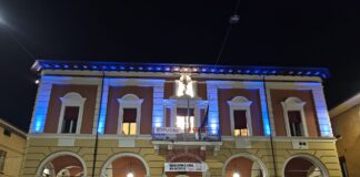 Massa Lombarda, il Municipio illuminato di blu per la Giornata nazionale delle vittime civili delle guerre