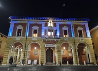 Massa Lombarda, il Municipio illuminato di blu per la Giornata nazionale delle vittime civili delle guerre