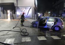 Auto a fuoco in un parcheggio in via Faentina
