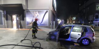 Auto a fuoco in un parcheggio in via Faentina