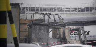 Incendio nel piazzale della Consar: tre veicoli distrutti nella notte