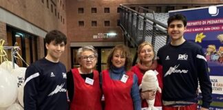 Peluches solidali al Pala De André: la Porto Robur dona i pupazzi ad Agebo