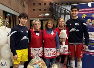 Peluches solidali al Pala De André: la Porto Robur dona i pupazzi ad Agebo