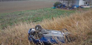 Auto precipita in un campo dopo lo scontro con un’altra vettura