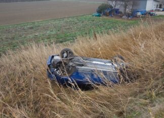 Auto precipita in un campo dopo lo scontro con un’altra vettura