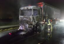 Tir in fiamme nella notte a Piangipane, strada chiusa fino alle 2.30