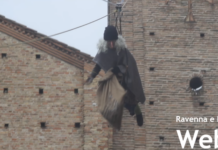 La Befana sfida il maltempo e scende dal cielo al Villaggio di Natale di ADVS Ravenna