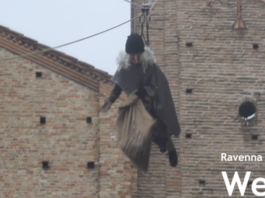 La Befana sfida il maltempo e scende dal cielo al Villaggio di Natale di ADVS Ravenna