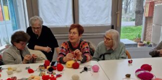 Il gruppo “Filo Rosso” porta uncinetto e memoria alla F.lli Bedeschi