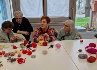 Il gruppo “Filo Rosso” porta uncinetto e memoria alla F.lli Bedeschi