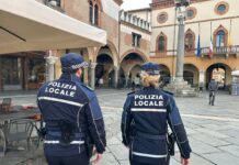 Tenta di forzare l’ingresso di un negozio, ma viene fermato dalla Polizia Locale