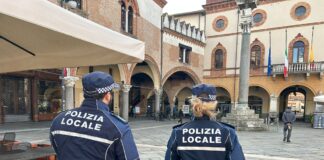 Tenta di forzare l’ingresso di un negozio, ma viene fermato dalla Polizia Locale