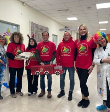 “I colleghi di Grisù” portano doni e sorrisi ai bambini della Pediatria di Ravenna