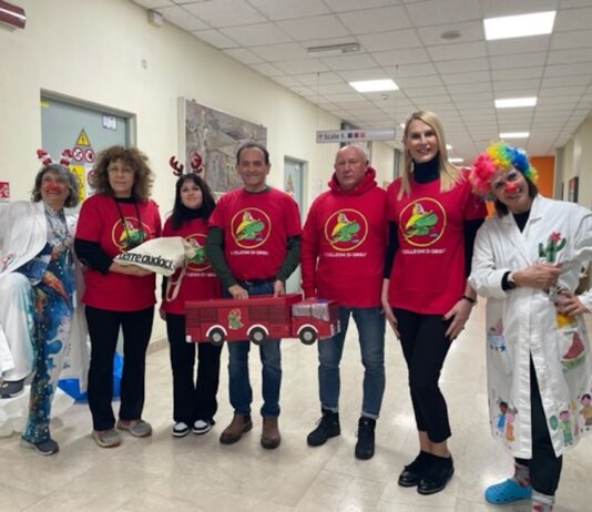 “I colleghi di Grisù” portano doni e sorrisi ai bambini della Pediatria di Ravenna
