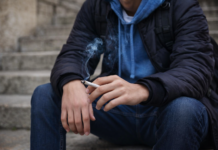 Centro storico, sorpreso a fumare hashish prima delle lezioni: studente segnalato alla Prefettura